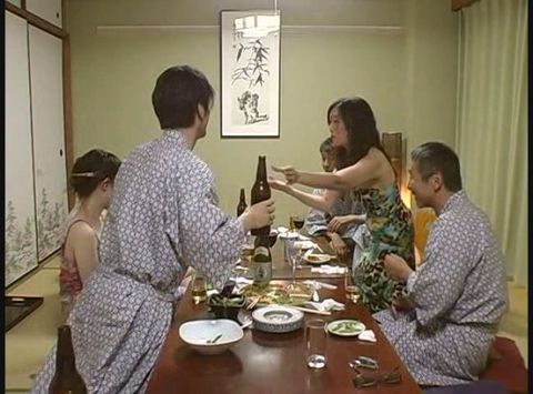 【やり放題ｗ】温泉宿の人妻系ピンクコンパニオン【遊ばれ放題】 人妻達と乱交大会の****　03