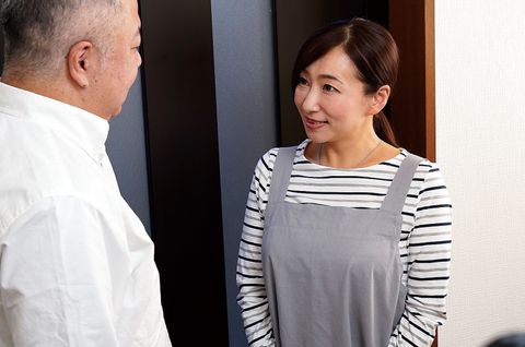 一見普通のおばさん家政婦だが、実は女王様気質のド痴女だった！？　よしい美希