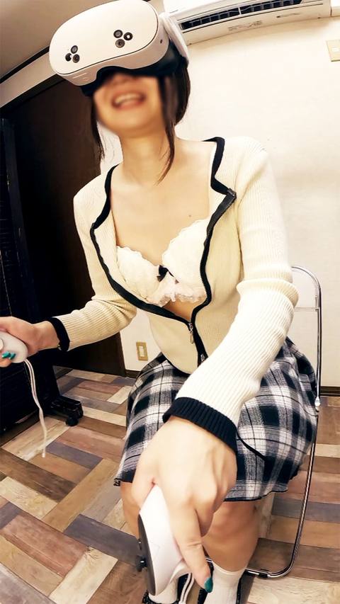 VRしている無防備状態のパンチラ胸ちら　動き回るおしとやかお*さん
