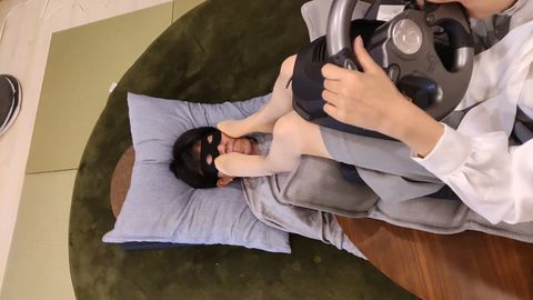 あみちゃんの顔面ペダル踏み、ベージュストッキング編（人間ドライブシミュレーター）