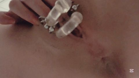 じゃらじゃら性器ピアスを下から覗くニー♡