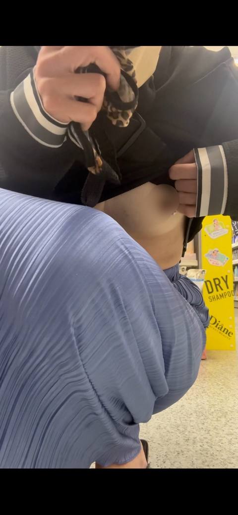 【露出狂人妻の店内徘徊】不倫　調教　露出　NTR  人妻　貧乳　パンツ　パンティ　ニップルピアス