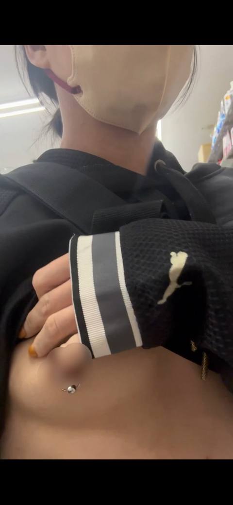 【露出狂人妻の店内徘徊】不倫　調教　露出　NTR  人妻　貧乳　パンツ　パンティ　ニップルピアス