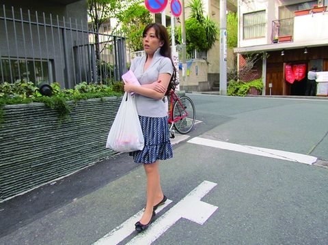 うちの妻を抱いてみたい部下に妻を口説かせてハメ撮りNTRしてみた