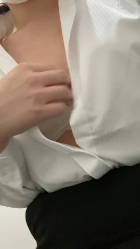 【バレないように】昼休みに職場のトイレでこっそりオナニー
