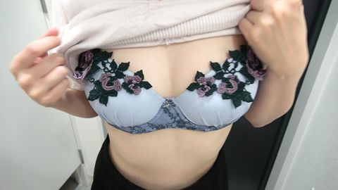 お触り交渉で色白美乳を揉みしだく/脱ぎたてムレムレパンツに大興奮♡【使用済下着掲示板】