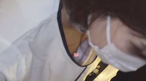 【ホテルウーマン】一生懸命働きながら見えてしまった乳首と素足並み薄々デニールストからのパンチラ