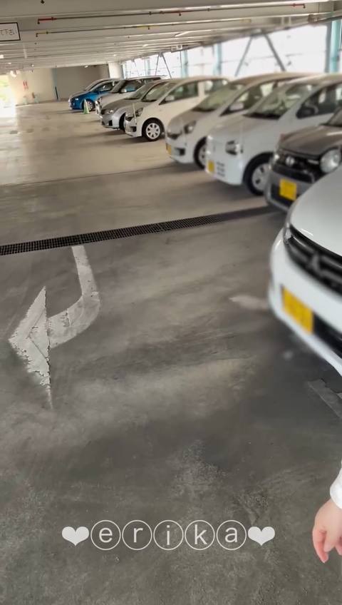 【19歳Gカップえりかの自撮り】☆彡たくさん駐車してある駐車場の車と車の間で全裸になってディルドオナニーしました！上の階からも車が来るかもしれないのにその真ん前でしちゃった…///