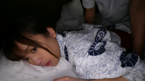 旦那の横で打ち込んでやる!喘ぎ声を我慢してヨガり狂う巨乳妻‼旦那に見られるかもしれないスリルで感じすぎるド淫乱！　その1