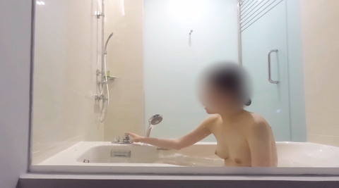 ガラス越しの入浴シーン
