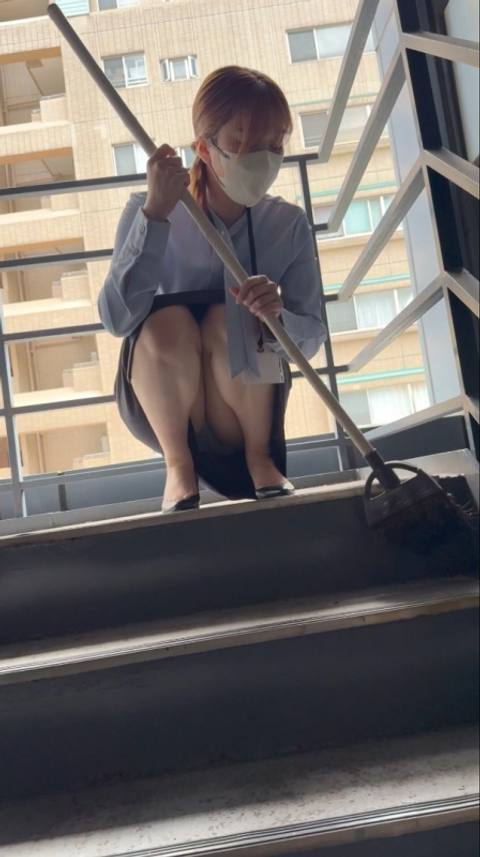【撮影バレ→見せつけ#17】他社のOLお*さんが「撮ってもいいけど…絶対見せないでくださいね」生マン・生尻見せつけ痴女お*さん！