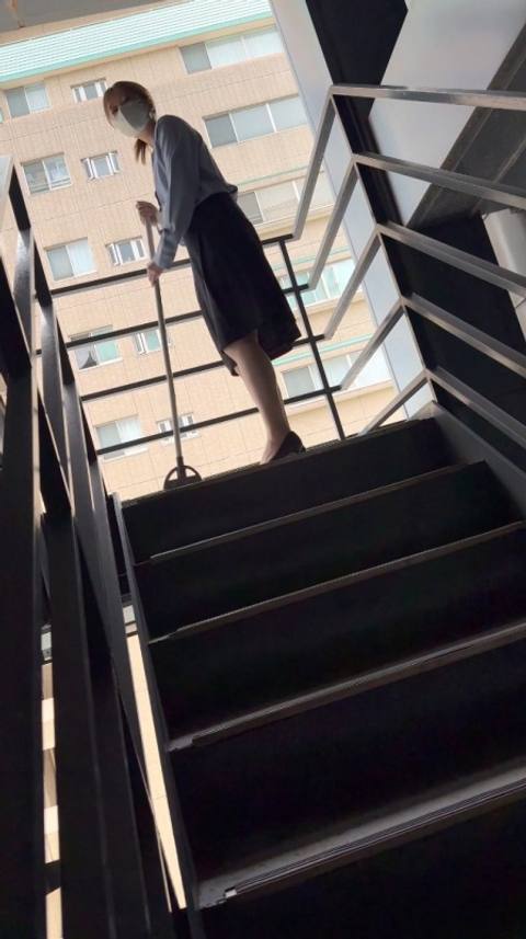 【撮影バレ→見せつけ#17】他社のOLお*さんが「撮ってもいいけど…絶対見せないでくださいね」生マン・生尻見せつけ痴女お*さん！