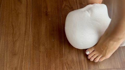 素足で発泡スチロールマネキンを踏み・撫でる音【ASMR】