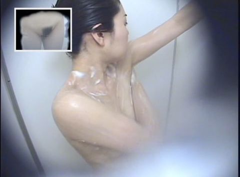 真夏の海水浴場　海の家個室シャワールーム　****　素人ギャル２名　その２６