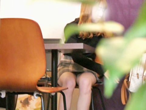 テーブル下から　面接に来たJDのパンチラ