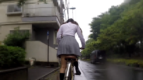 【**】チャリ通**のあとをひたすら尾行　エッチな太ももがいっぱい撮れました♪