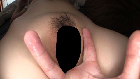 使用済みのコンドームをくわえるスケベな嫁