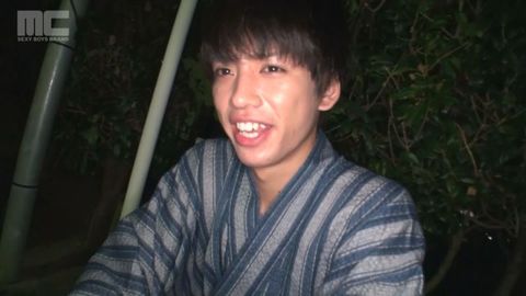 野外露出からの男のフェラ初体験！