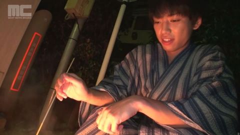 野外露出からの男のフェラ初体験！