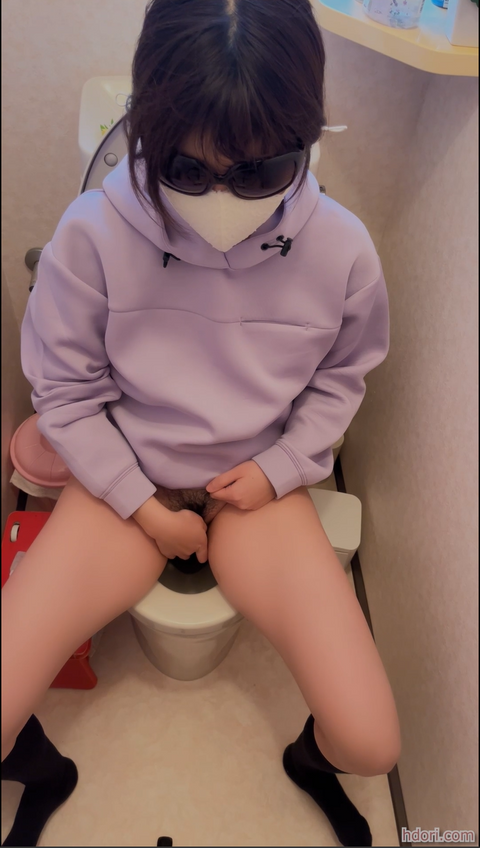実家暮らしのオナニー　女性器を指で触って濡れて我慢汁で淫音でちゃう