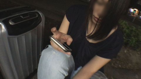 【無修正ｘ個人撮影】路上に座る素朴な***が***！ハメ撮りが趣味の男が家に連れ込みパイパン*に中出し撮影【♯泊まらせて】