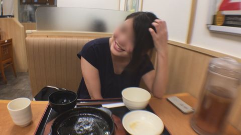 【無修正ｘ個人撮影】路上に座る素朴な***が***！ハメ撮りが趣味の男が家に連れ込みパイパン*に中出し撮影【♯泊まらせて】