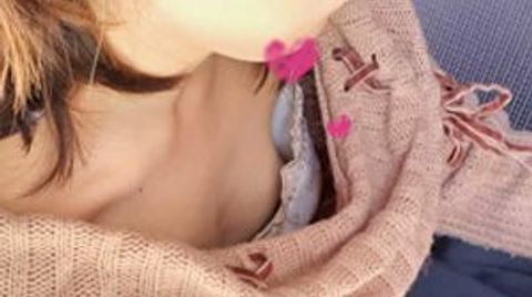 おっぱい狙いました。同僚の乳首が丸見え