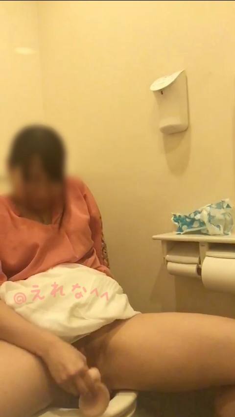 〈自撮り〉ファミレスのトイレで人の声が聞こえる中、クチュクチュさせながらディルドオナニーしちゃいました！