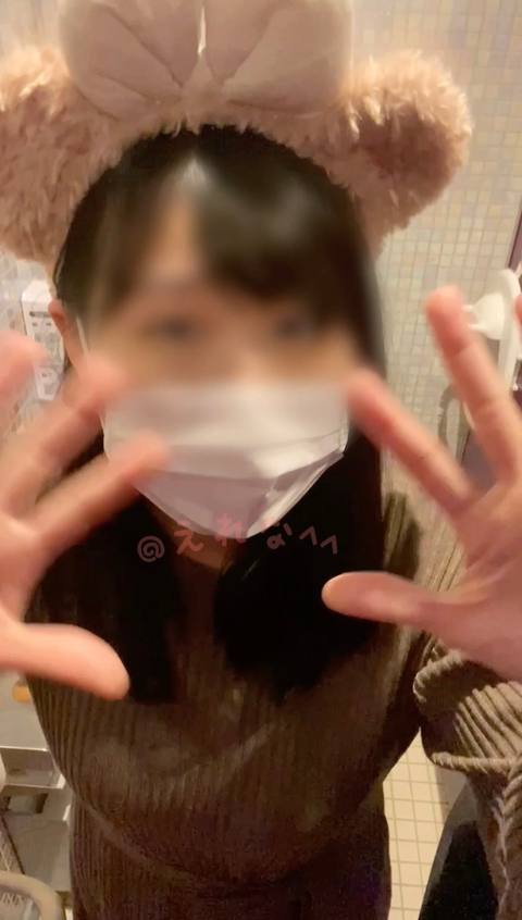 〈自撮り〉@3**@　友達と4人でのディ〇ニーシー！オナニーしたくなって一人でトイレに行って持参した電動ディルドで、たくさんの人がトイレにいて雑音や話し声が凄い中でオナニーしちゃいました、、