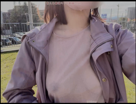 透けた乳輪を見て！野外露出でAV女優みたいに大胆に女体をネットに晒す