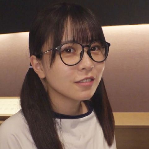 【巨乳3P】メガネを外しデカおっぱいを揉みまくられ**手コキをし3Pに挑む地味っ*‼