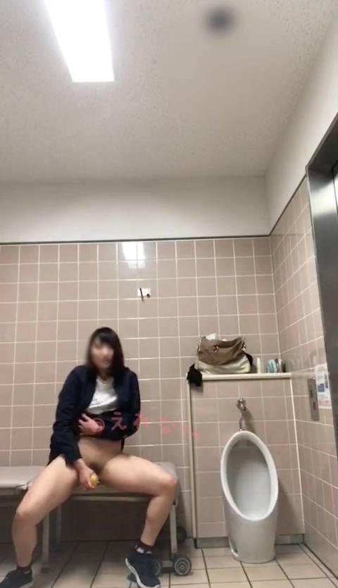 〈自撮り〉@2**@　友達たちがたくさんいる施設のトイレでバナナ使って変態オナニーしちゃいました、、トイレの外の友達たちの声がリアルに聞こえます、、