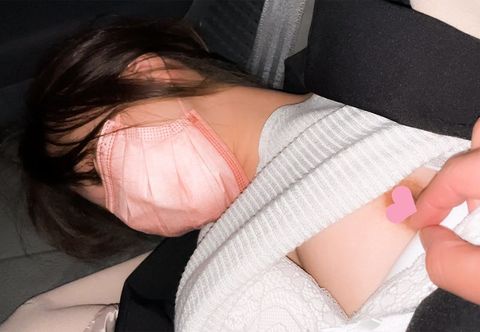 A mischief that brings the OL into the car. I peeled my eyes and ********. [Panchira/chest massage/c