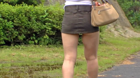 つり橋を渡って木苺を探しに行きます