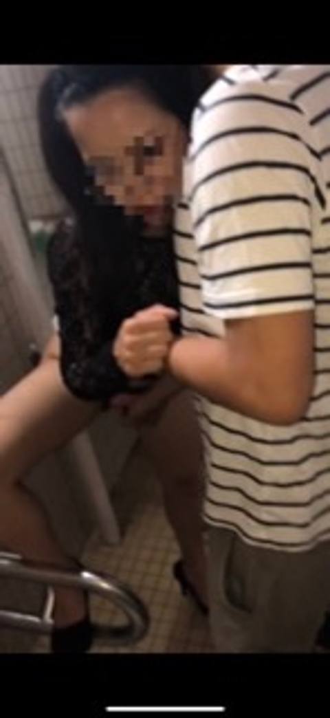 【旦那を忘れて公衆トイレで他人棒を貪る②】ベロキスで寝取られフェラで舌上射精　無料口内便器　NTR  顔射　個人撮影　素人　不倫　公衆便所　露出