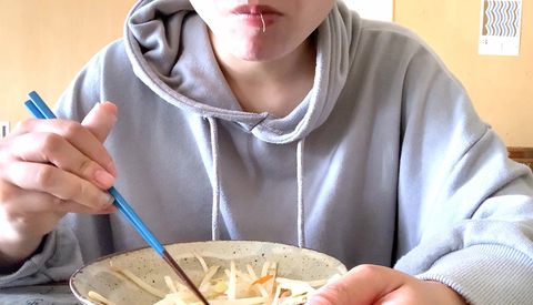 【ガリ勉に中出ししたい方急募】【お詫びとお知らせ】がり勉真面目っこの自撮りオナニー＆もやし炒め咀嚼動画