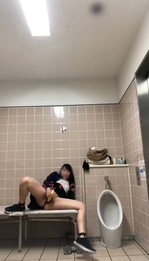 〈自撮り〉@2**@　友達たちがたくさんいる施設のトイレでバナナ使って変態オナニーしちゃいました、、トイレの外の友達たちの声がリアルに聞こえます、、