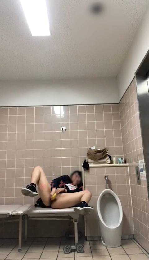 〈自撮り〉@2**@　友達たちがたくさんいる施設のトイレでバナナ使って変態オナニーしちゃいました、、トイレの外の友達たちの声がリアルに聞こえます、、