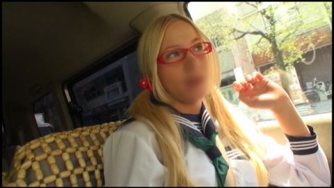 金髪メガネな外国人。セーラー服姿のまま激ハメ着衣セックス。