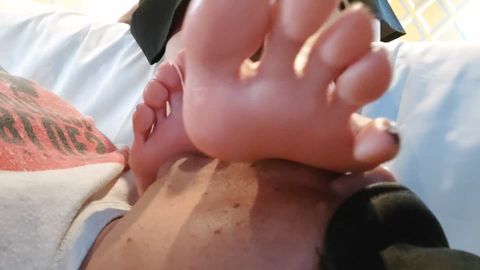 みくちゃんの足舐め調教