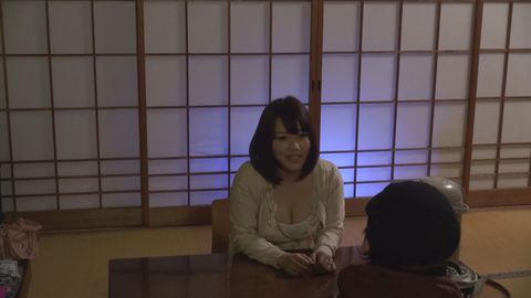 夫婦水入らずの温泉旅行…貸切りと旦那にダマされて混浴露天風呂でいきなりデカチンに囲まれた巨乳妻は、戸惑いながらも勃起したデカチン他人棒に興味津々！あんな