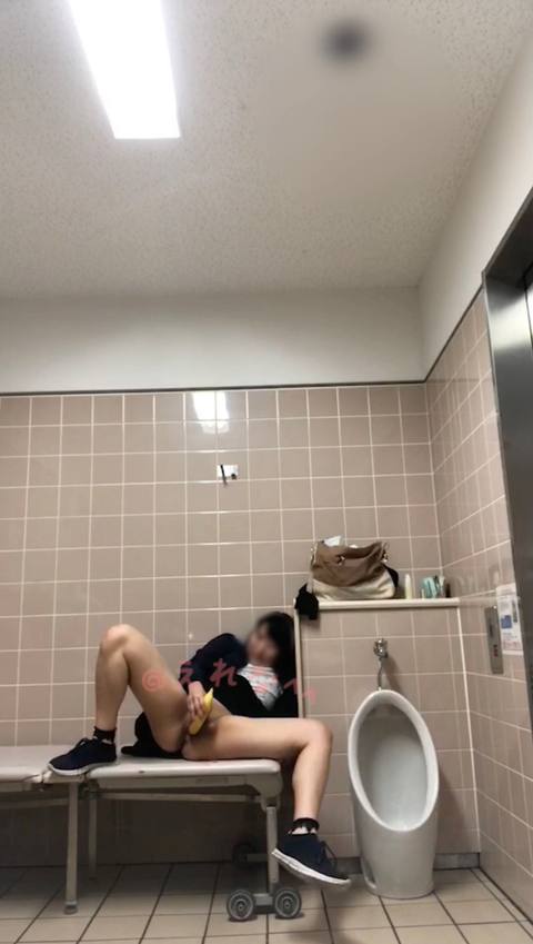 〈自撮り〉@2**@　友達たちがたくさんいる施設のトイレでバナナ使って変態オナニーしちゃいました、、トイレの外の友達たちの声がリアルに聞こえます、、