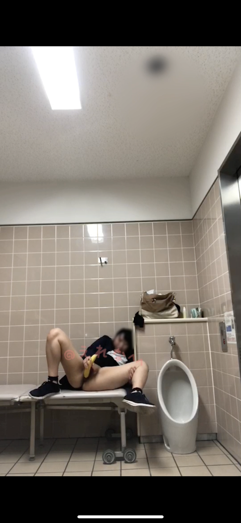 〈自撮り〉@2**@　友達たちがたくさんいる施設のトイレでバナナ使って変態オナニーしちゃいました、、トイレの外の友達たちの声がリアルに聞こえます、、