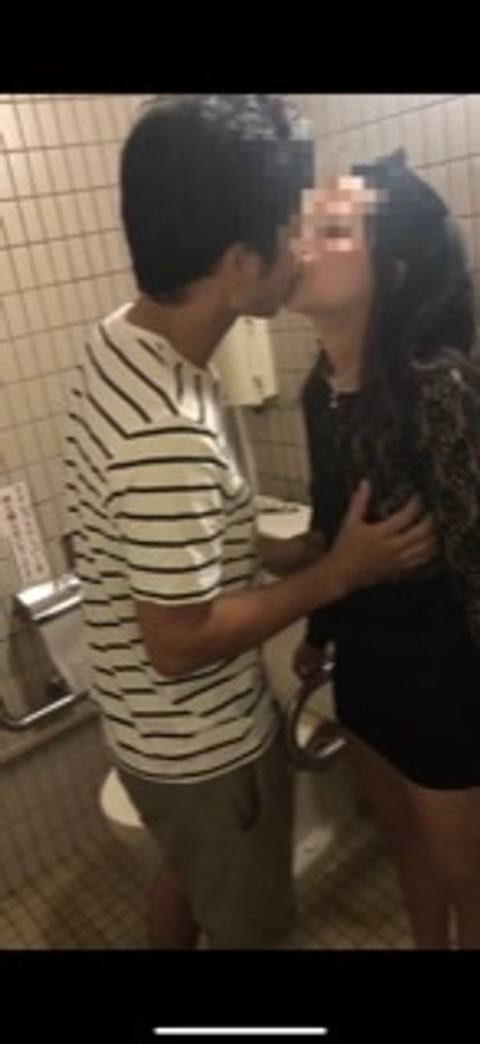 【旦那を忘れて公衆トイレで他人棒を貪る②】ベロキスで寝取られフェラで舌上射精　無料口内便器　NTR  顔射　個人撮影　素人　不倫　公衆便所　露出