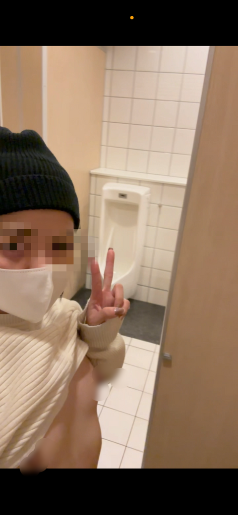 【不倫寝取られ人妻　1人で男◯トイレオナニー】　人妻　熟女　NTR　調教　露出　淫乱　変態　自慰　指マン　Tバック　アヘ顔　白目　くぱぁ