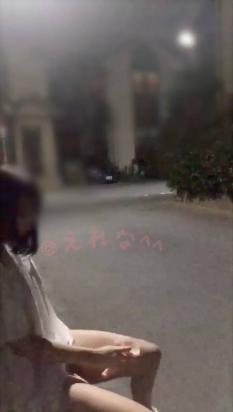 〈自撮り〉@2**@　近所の路上で下半身全部脱いでディルドオナニーしちゃいました、、露出オナニーしたくて病的になちゃってました、、、