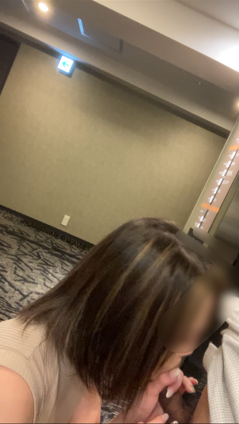 職場のギャル人妻に中出し　エレベーターホールでフェラ後部屋に持帰りエッチ　白濁汁が垂れる