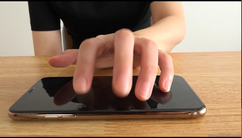 カメラのレンズを触る女性の手フェチ動画