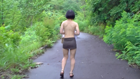 つり橋を渡って木苺を探しに行きます