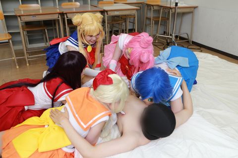 【美**戦士と大乱交】月に替わって6Pよ！夢のシチュで童貞くんのオチンポをお仕置き・複数フェラ・生ハメ・中出し・アニコスハーレム